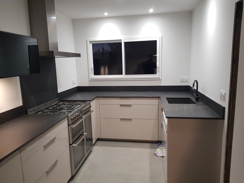Cuisine avec plan de travail en Dekton